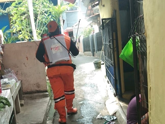 Cegah Penularan Covid-19, Kelurahan Baru Semprot Probiotik Rutin