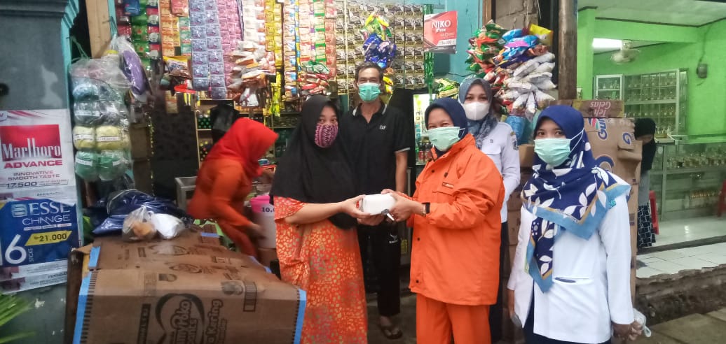 Jajaran Kelurahan Pinang Ranti Bagi-bagi Takjil di Lingkungan Warga