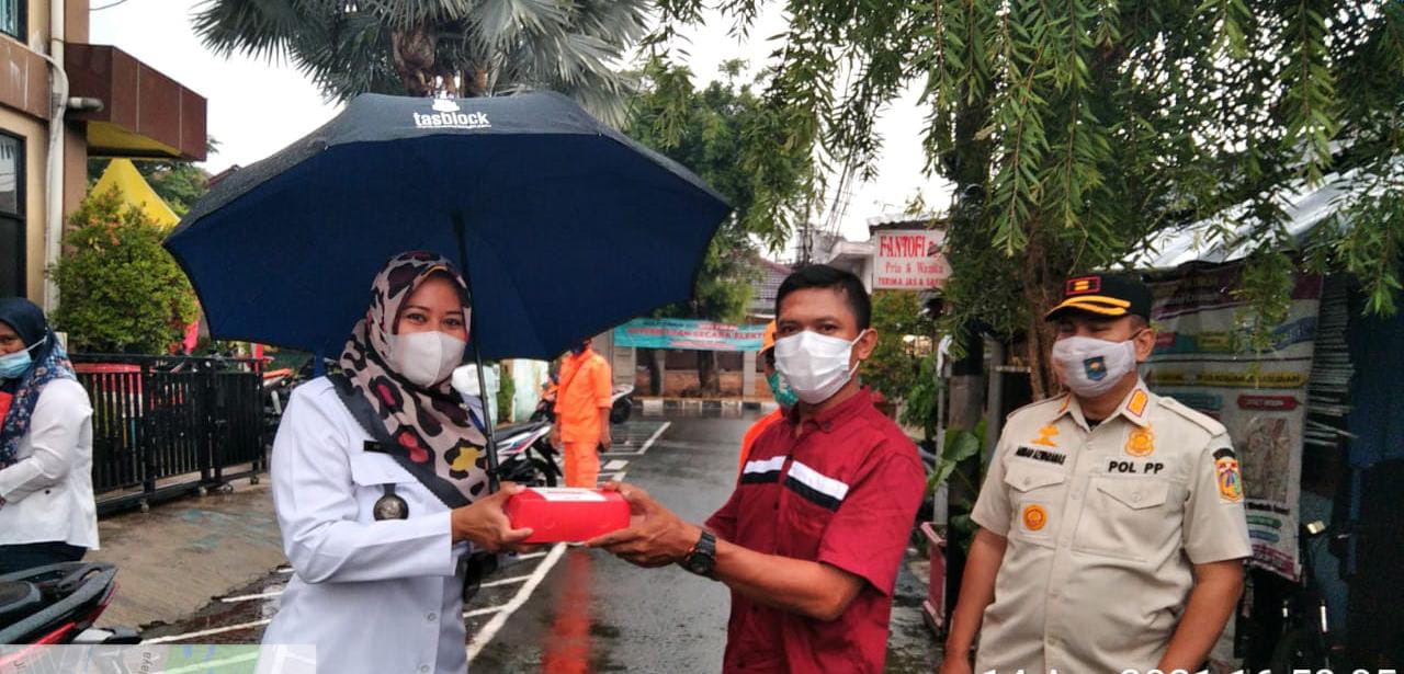 Kelurahan Kayu Putih Berbagi Keberkahan Ramadan Lewat Pembagian Takjil