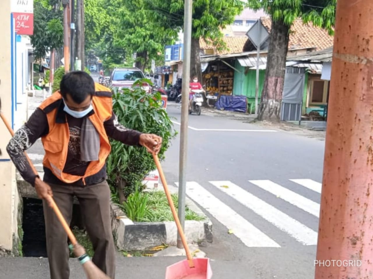 Satpol PP Kelurahan Kalisari Berikan Sanksi Warga yang Tidak Pakai Masker