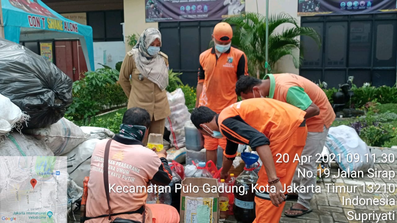 Kelurahan Kayu Putih Timbang Hasil Pengumpulan 130 Kg Jelantah