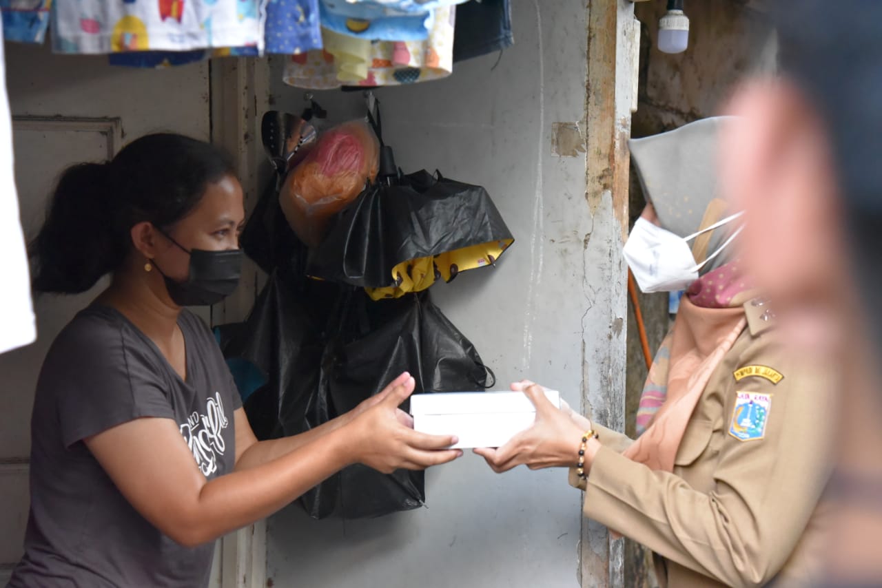 Gandeng CSR, Kelurahan Kayu Putih `Door to Door` Bagikan Takjil untuk Warga