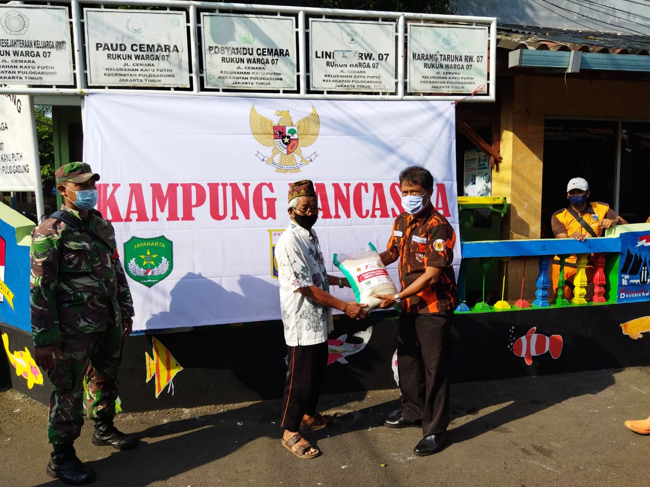 Tiga Pilar Kelurahan Kayu Putih Berbagi Sembako Ramadan untuk Dhuafa