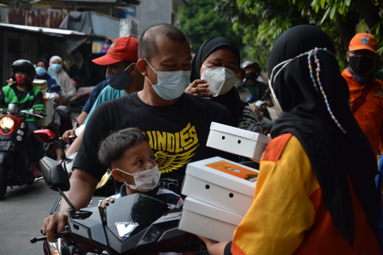 Setiap Hari Selama Ramadan, Kelurahan Pisangan Baru Bagikan Takjil