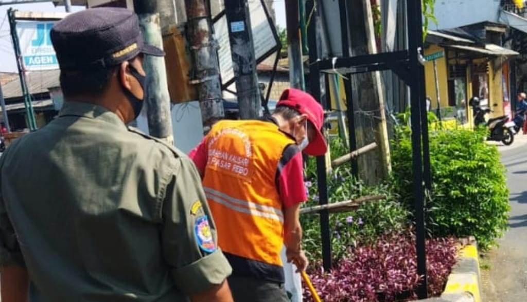 Tiga Pilar Kelurahan Kalisari Gelar Operasi Tibmask di Jl Pertigaan Gentong