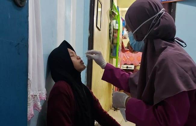 Satgas Covid-19 RW 02 dan Puskesmas Kelurahan Baru Gelar Tes Rapid Antigen