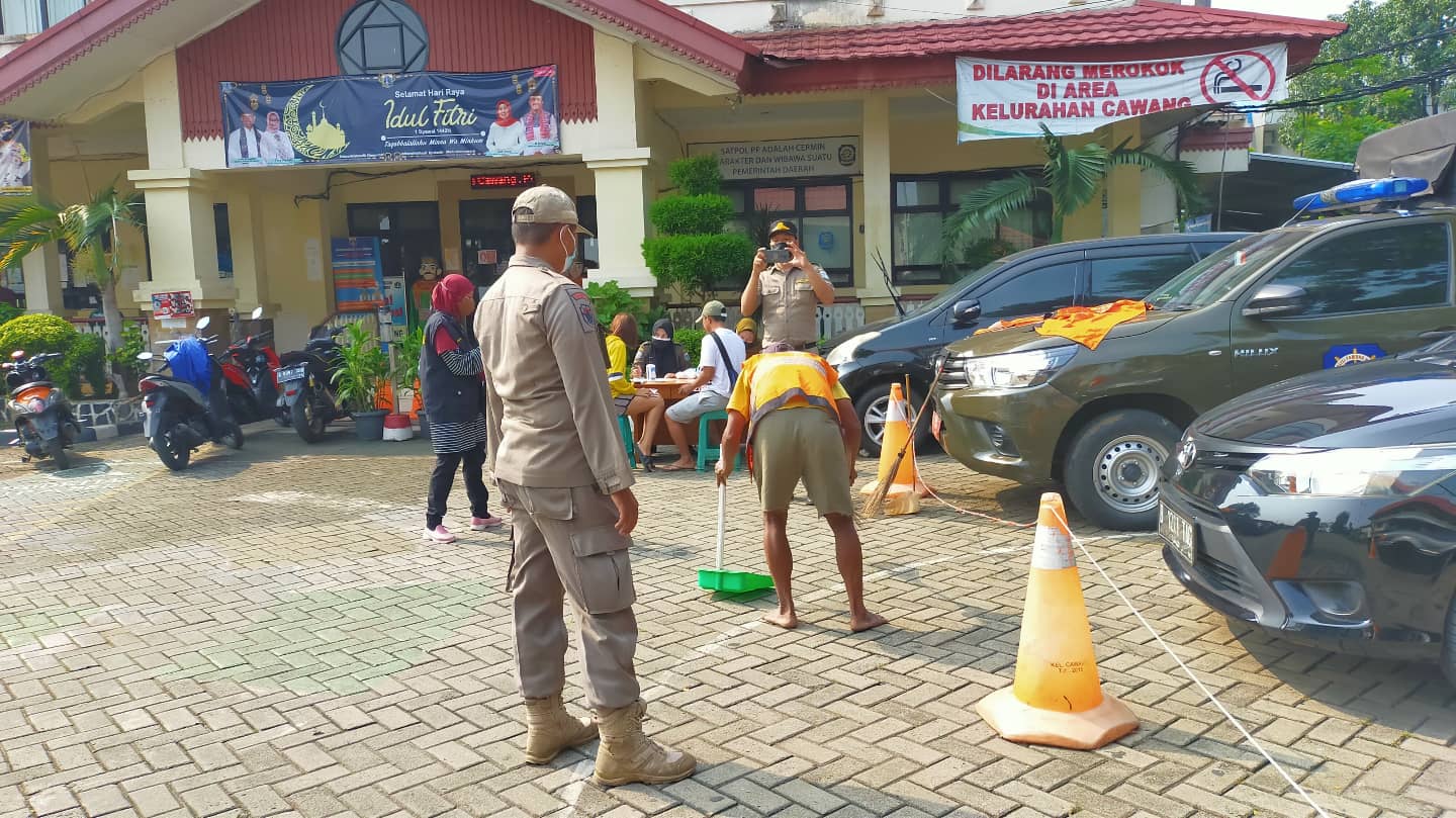 Operasi Tibmask di Kelurahan Cawang Menjaring Warga Tak Bermasker