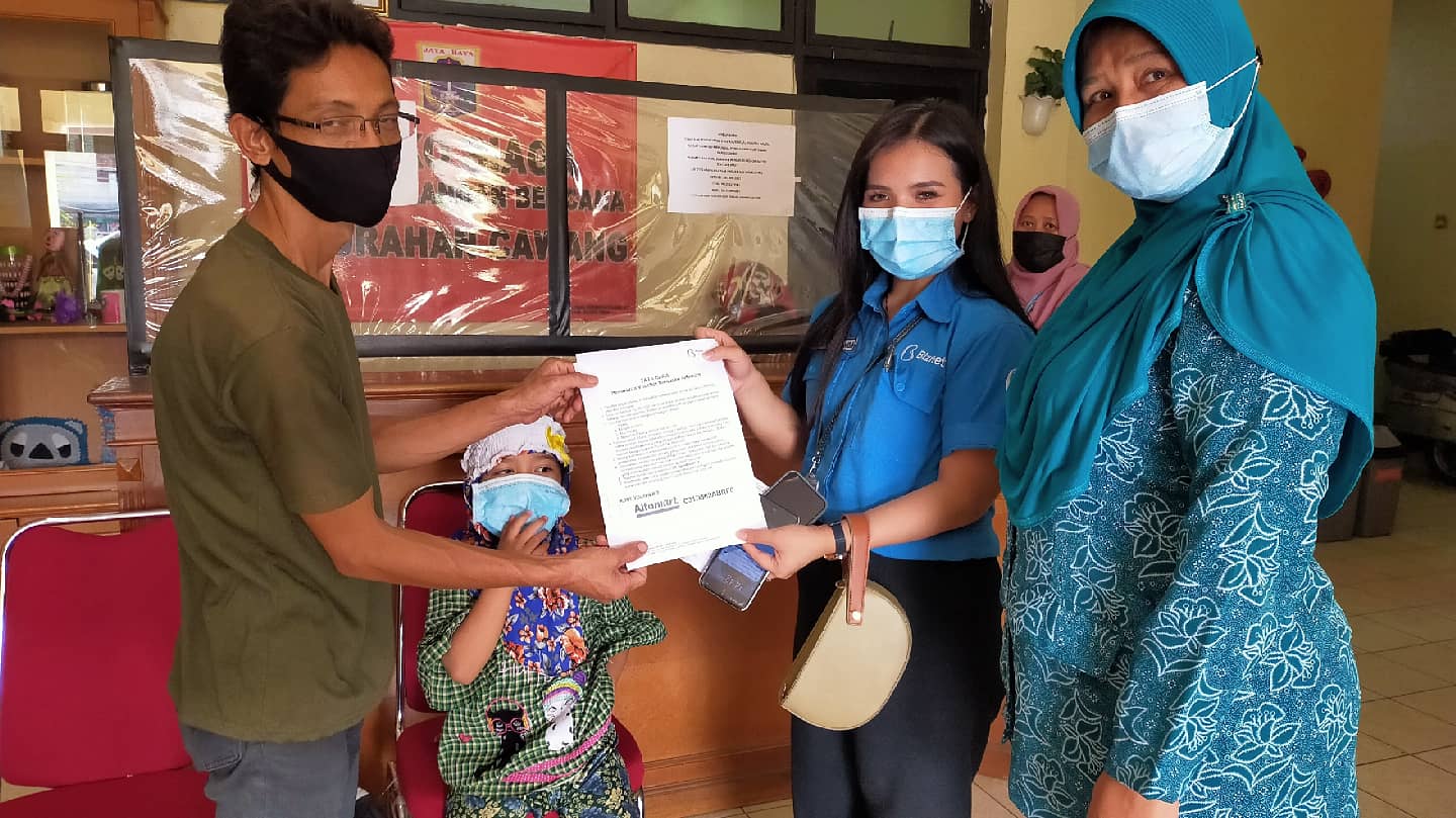 Warga Kelurahan Cawang Terima Bantuan Kupon Belanja Sembako dan Masker