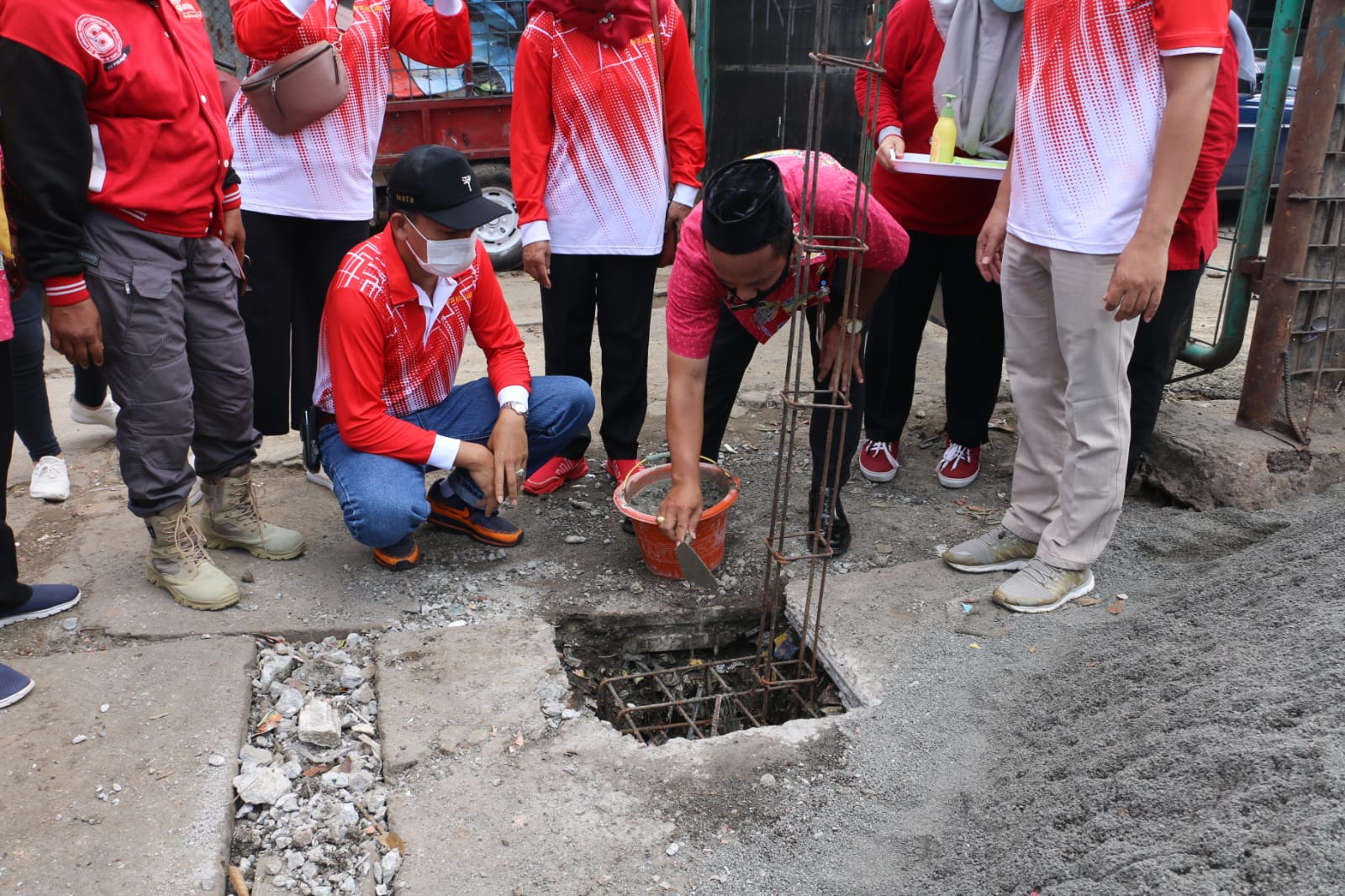 Bersihkan Lingkungan, Warga RW 01 Kelurahan Ceger Bangun TPS