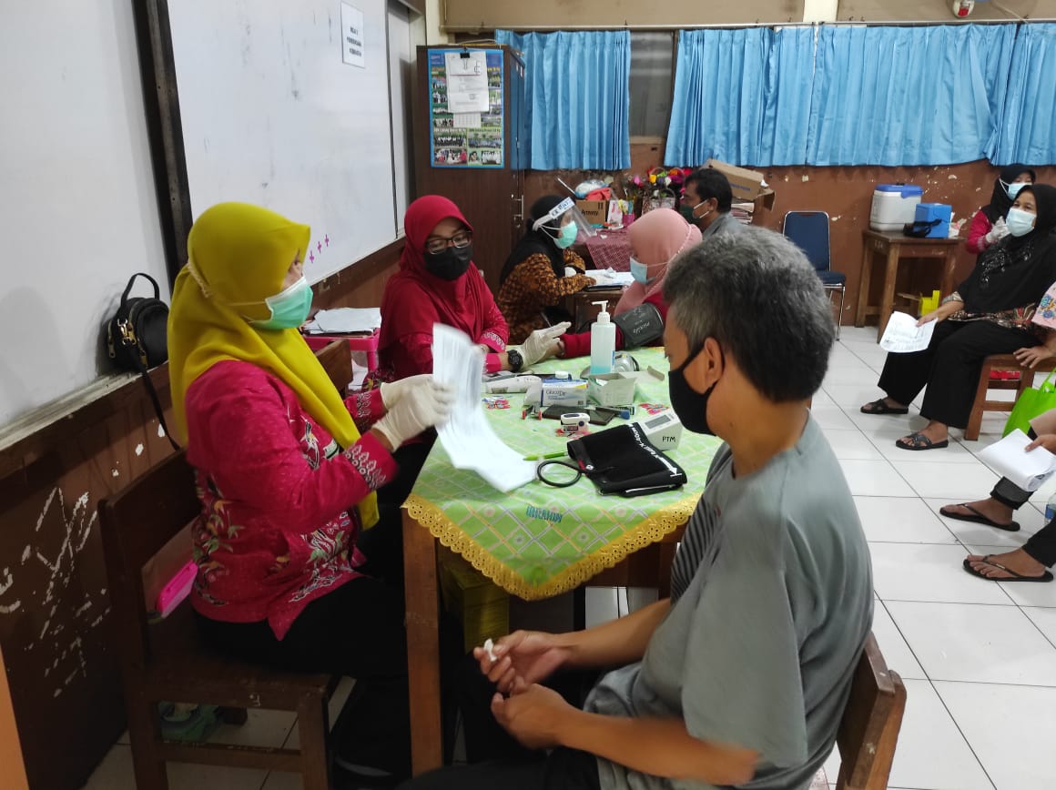 70 Warga RW 01 Kelurahan Baru Ikuti Vaksinasi Covid-19