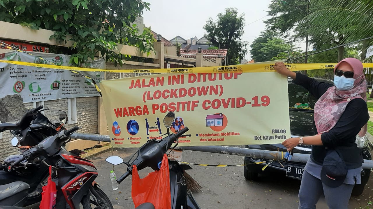 `Lockdown Mikro`, RW 09 Kelurahan Kayu Putih Disemprot Disinfektan