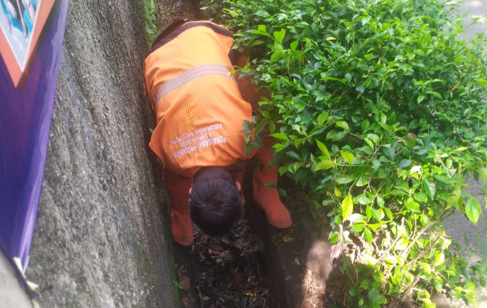 Jajaran Kelurahan Kayu Putih Ajak Warga Wujudkan Kebersihan Lingkungan