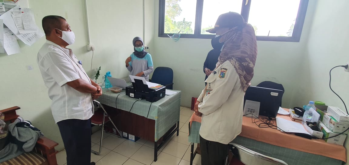 Vaksinasi Usia 18 Tahun ke Atas di Kelurahan Munjul Lampaui Target Harian