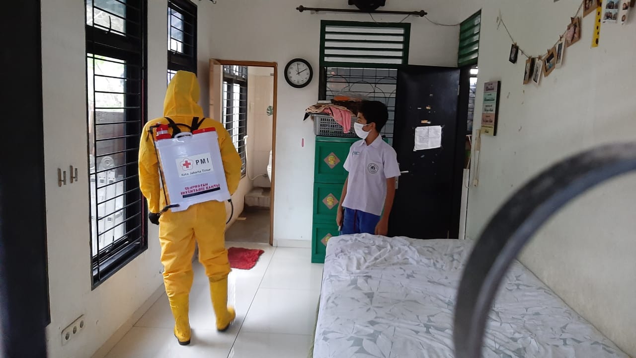 Sterilisasi Wilayah, Tiga RW di Kelurahan Kayu Putih Disemprot Disinfektan
