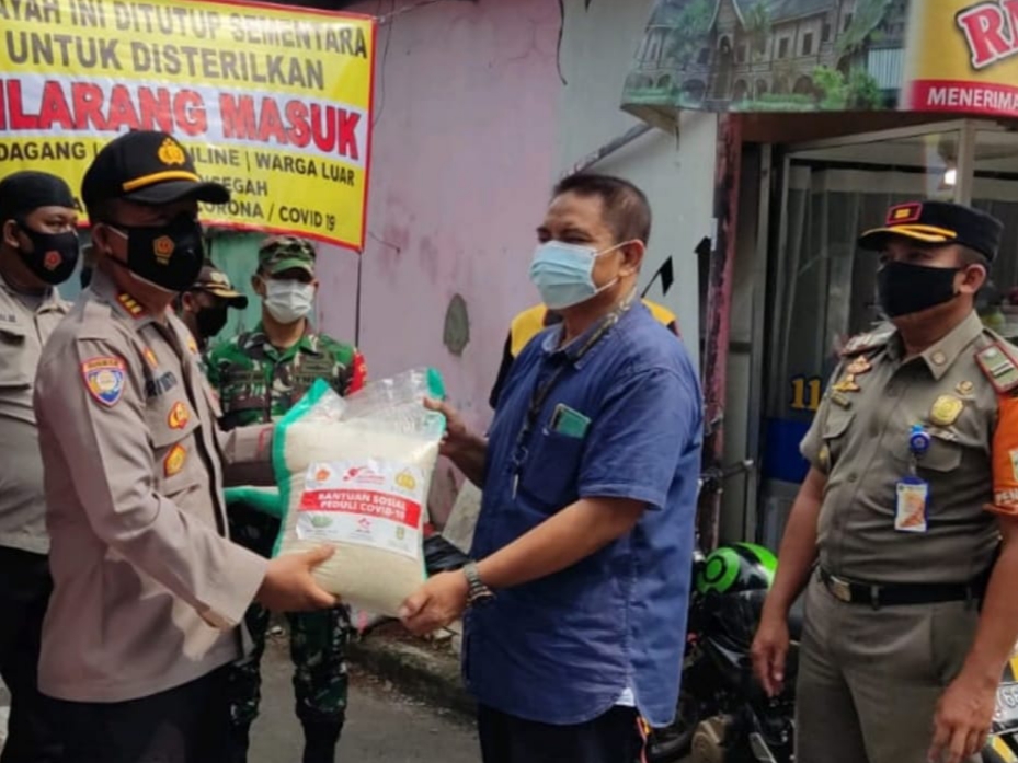3 Pilar Kelurahan Kalisari Cek Warga Isolasi Mandiri dan Berikan Sembako