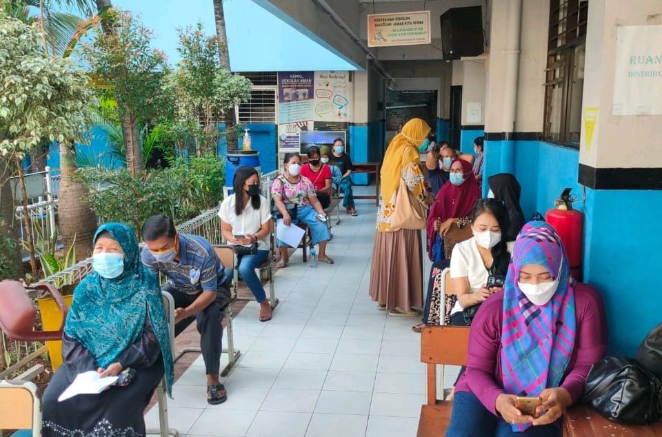 Warga Kelurahan Rawamangun Ikuti Vaksinasi 18 Tahun ke Atas