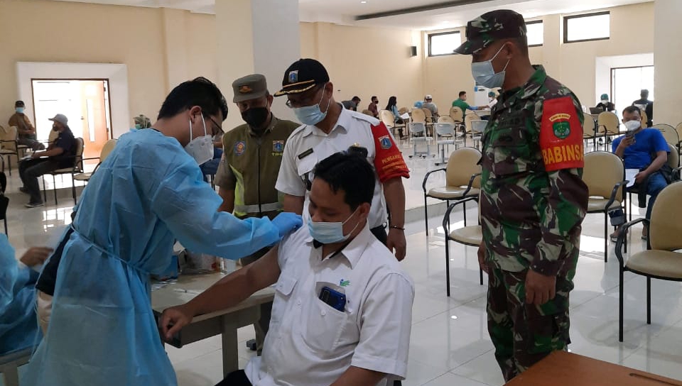 Kelurahan Bambu Apus Gelar Vaksinasi Covid-19 di SMK Negeri 24 Jakarta
