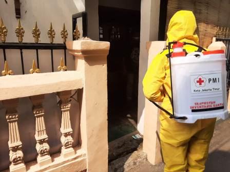 Lingkungan Warga RW 01 Kelurahan Kayu Putih Disemprotkan Disinfektan