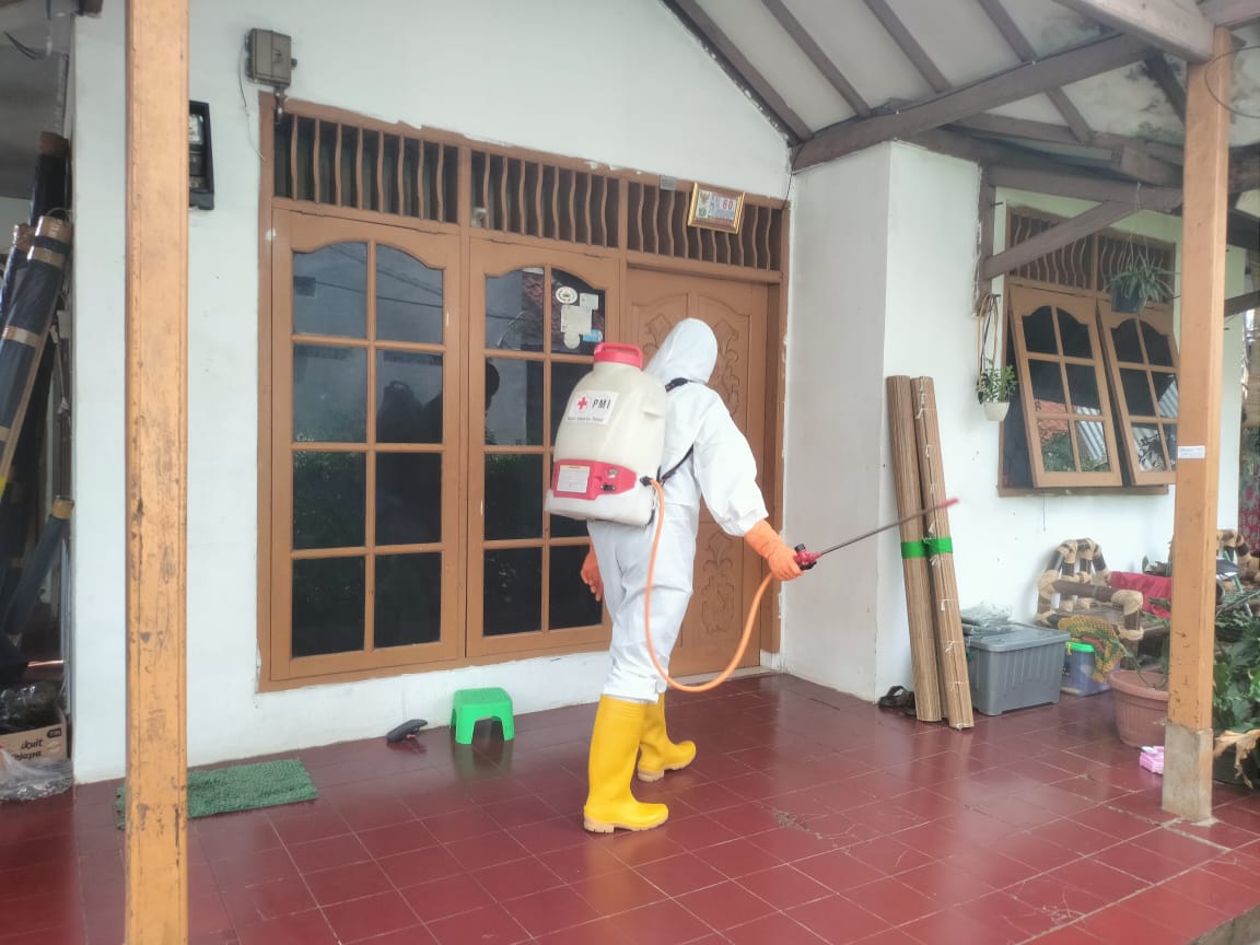 PMI Kota Jakarta Timur Semprot Disinfektan di Dua Wilayah Kelurahan Ceger