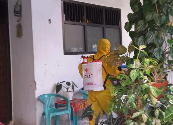 Tiga RW di Kelurahan Kayu Putih Disemprotkan Cairan Disinfektan