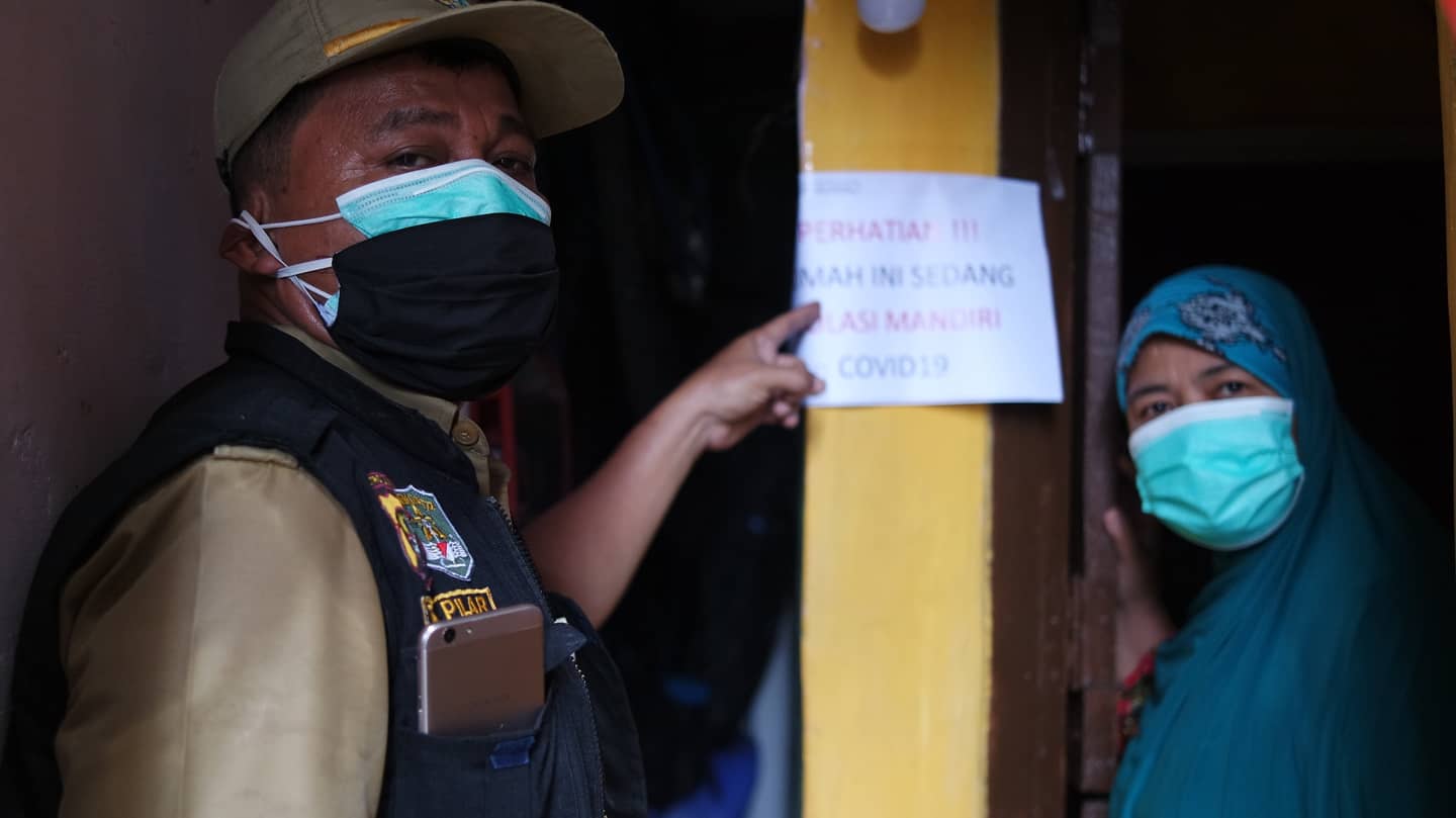 Kelurahan Cawang Bersama Satgas Covid-19 Tandai Rumah Warga Isolasi Mandiri