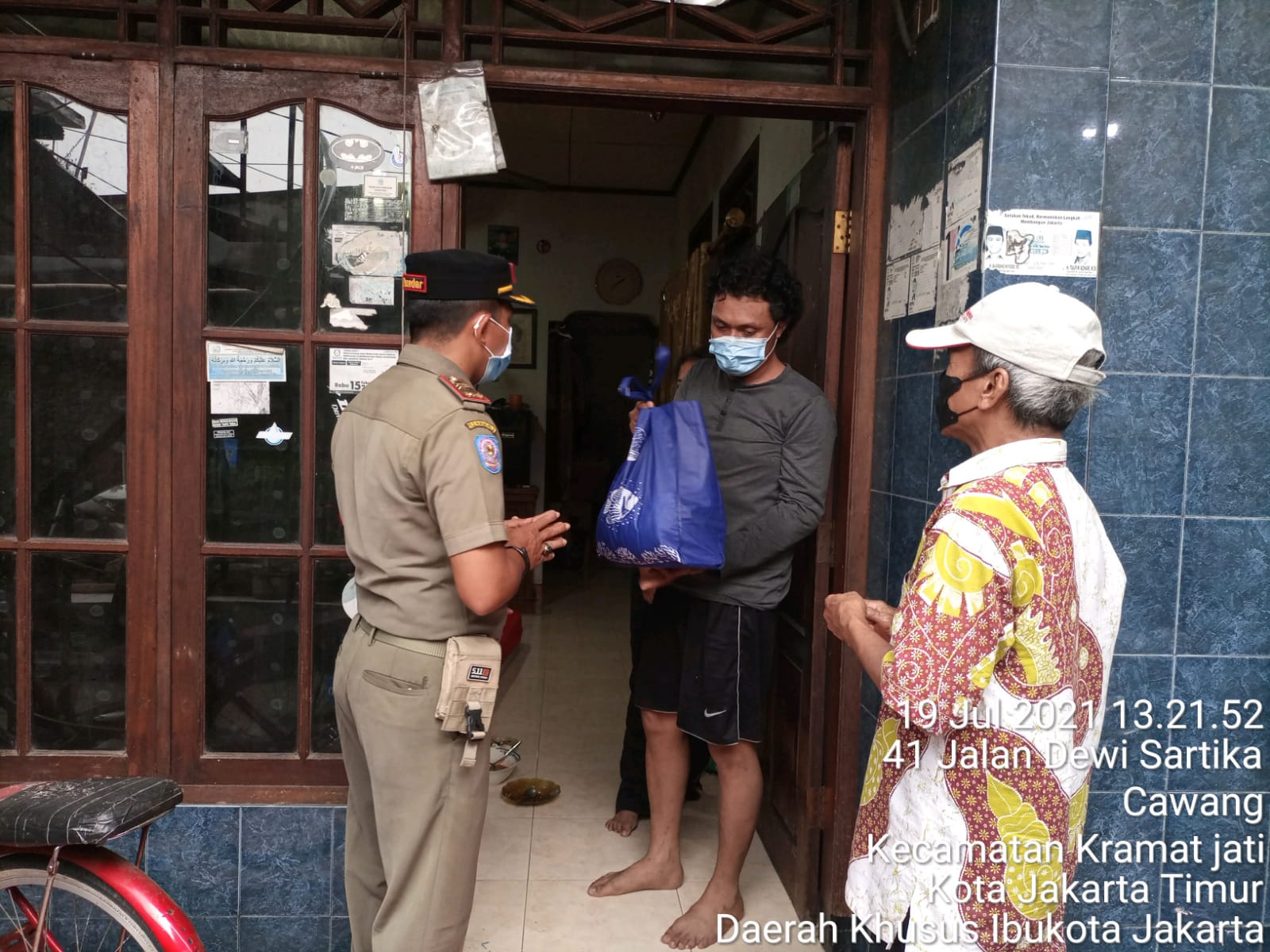 Satpol PP Kelurahan Cawang Bagikan Sembako Pada Lansia yang Isoman