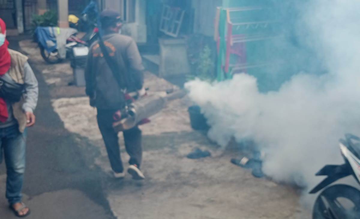 Putus Rantai Kasus DBD, Kelurahan Munjul Lakukan Fogging di RW 01