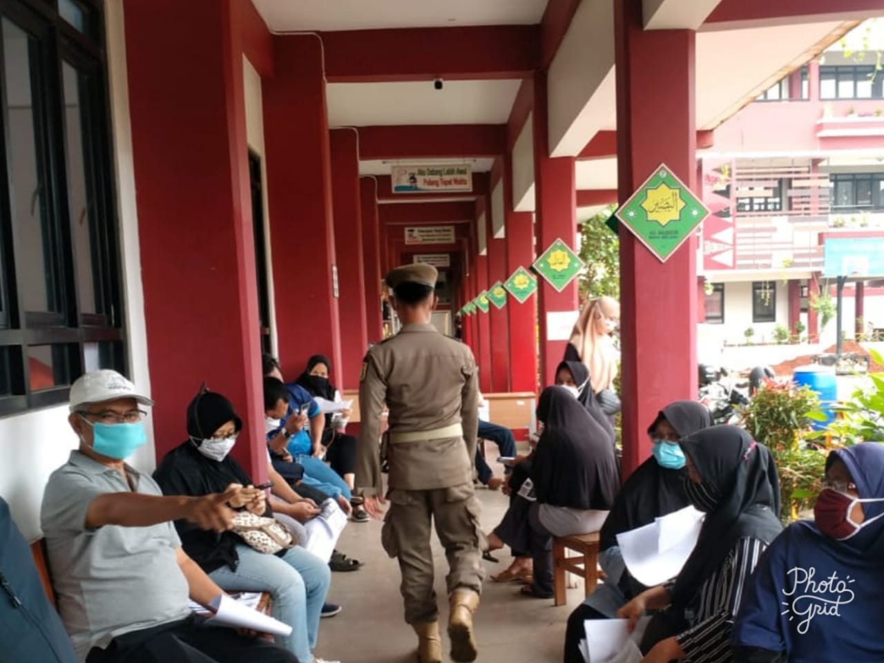 Satpol PP Kelurahan Kalisari Awasi Protokol Kesehatan Vaksinasi di SDN 05