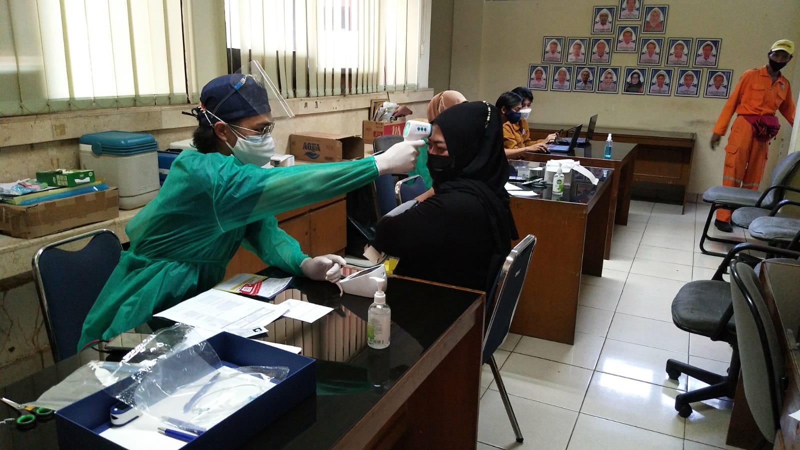 Ratusan Warga Jakarta Ikuti Mobil Vaksinasi Keliling di Kelurahan Klender