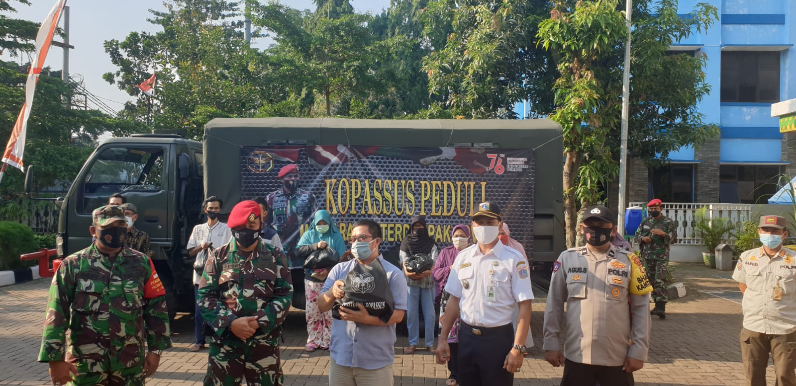 Kelurahan Pondok Ranggon Berkolaborasi Bagikan Sembako untuk Warga