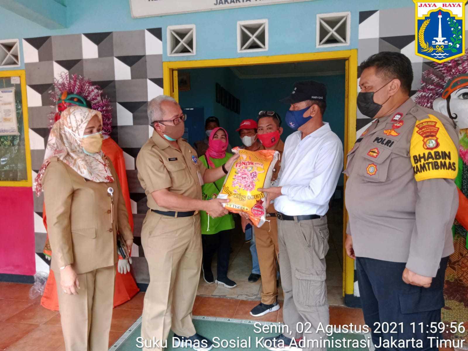 Kasudin Sosial Cek Pendistribusian Bansos di Kelurahan Bambu Apus