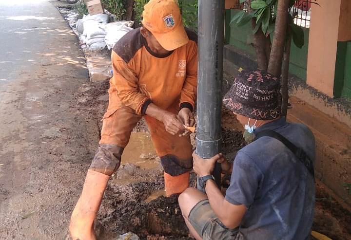 Kurangi Genangan, Petugas PPSU Kelurahan Munjul Buat 12 Titik Sumur Resapan