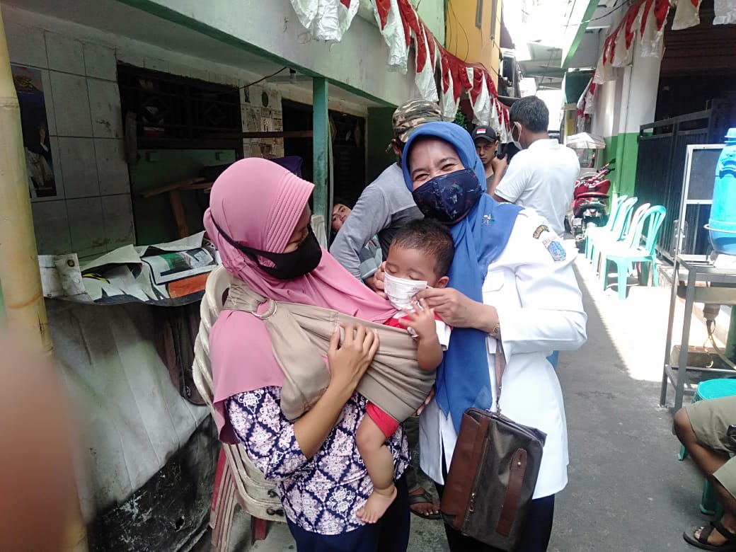 Jajaran Kelurahan Cipinang Besar Utara Bagikan Masker Kepada Warga