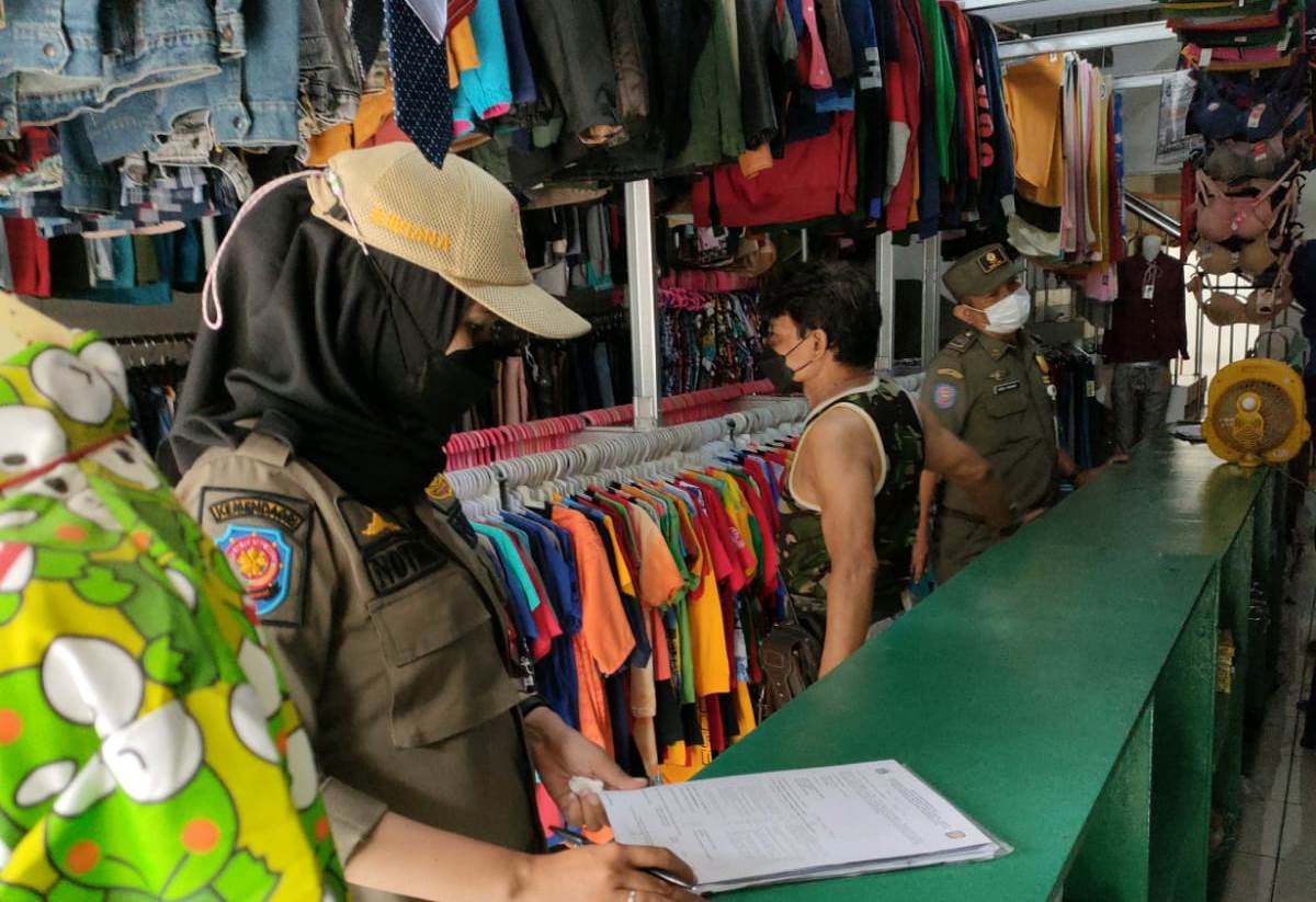 Satpol PP Kelurahan Pondok Ranggon Cek Protokol Kesehatan Toko Pakaian