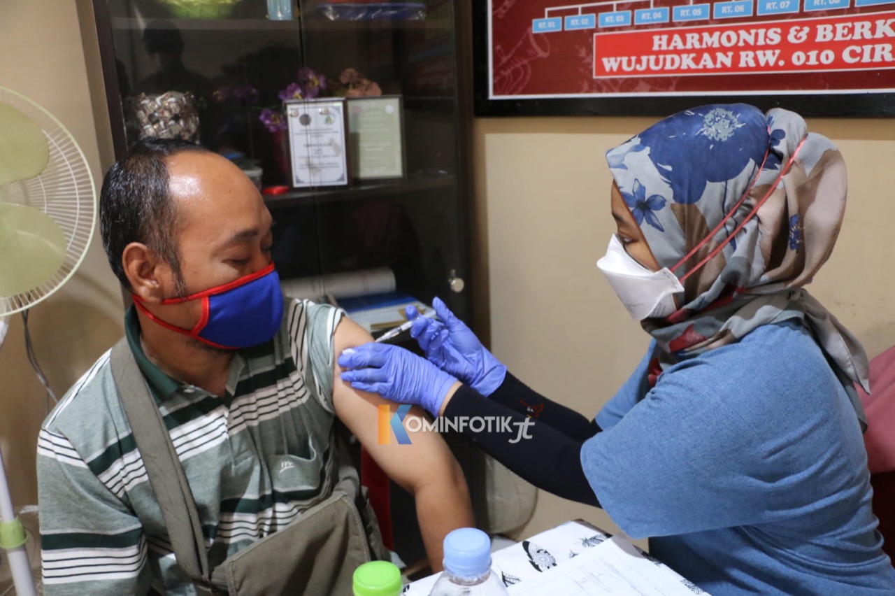 1.000 Warga Ikut Vaksinasi Covid-19 di Sekretariat RW 10 Kelurahan Ciracas