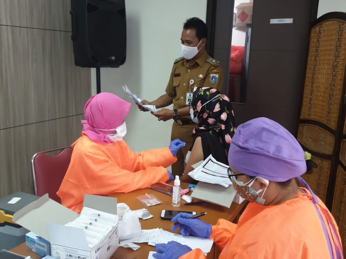 200 Warga Ikuti Vaksinasi Covid-19 di Kantor Kelurahan Pondok Ranggon