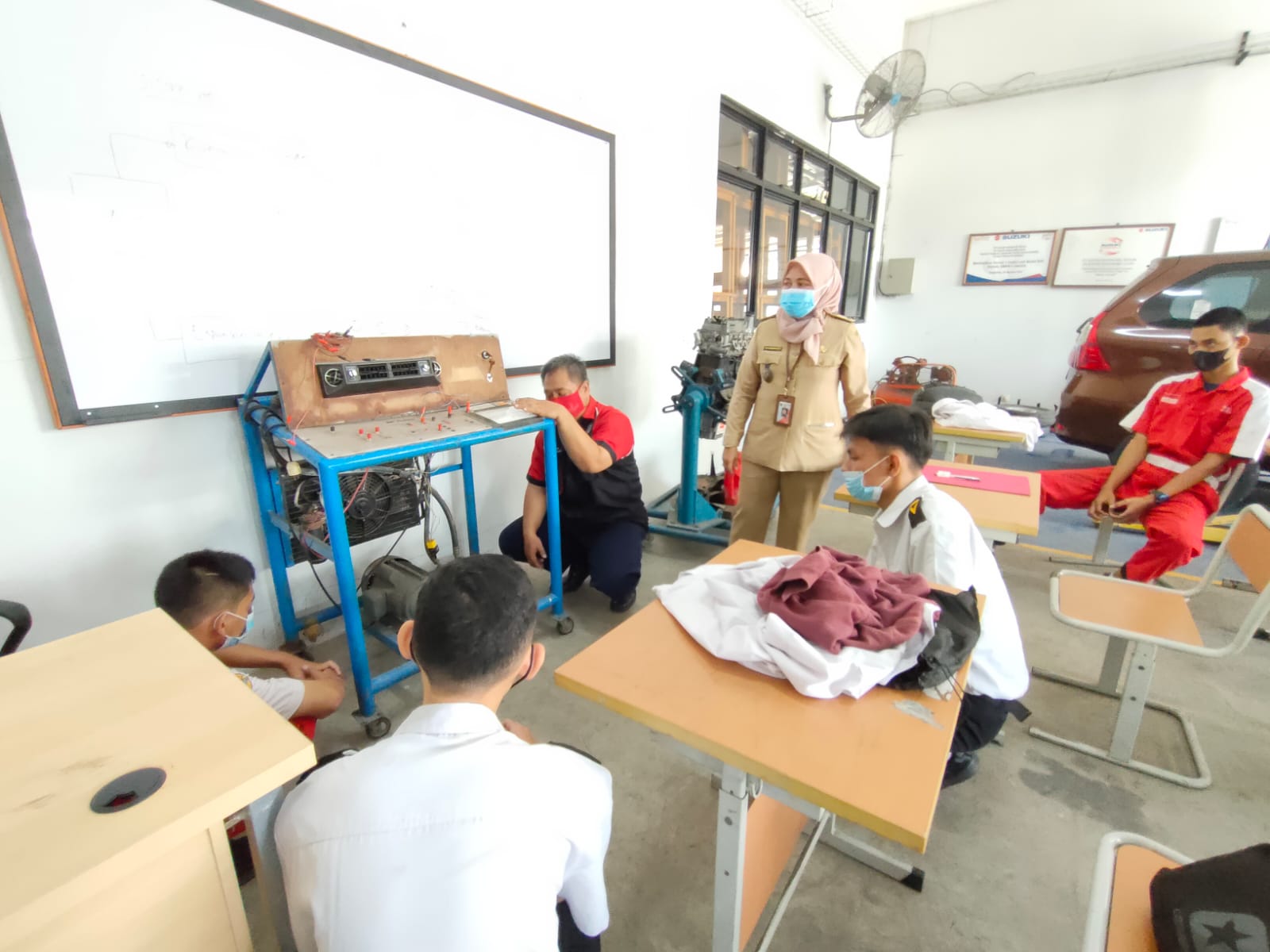Jajaran Kelurahan Pisangan Baru Tinjau PTM Terbatas di SMKN 05 Jakarta
