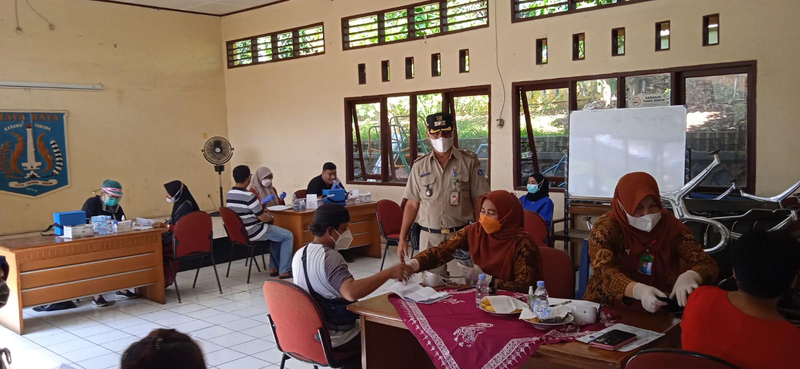 680 Peserta Daftar Vaksinasi di Kantor Kelurahan Ciracas