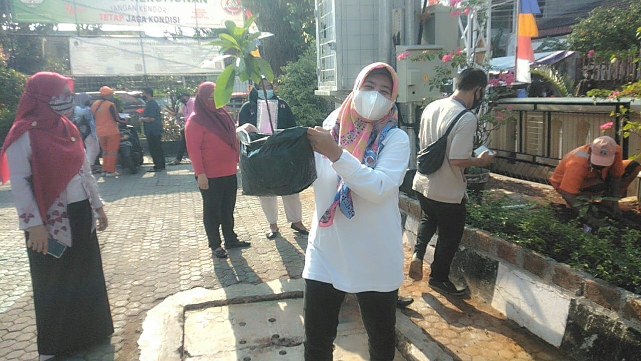 Kelurahan Cipinang Besar Utara Ikut Penanaman Serentak Program Kampung Buah
