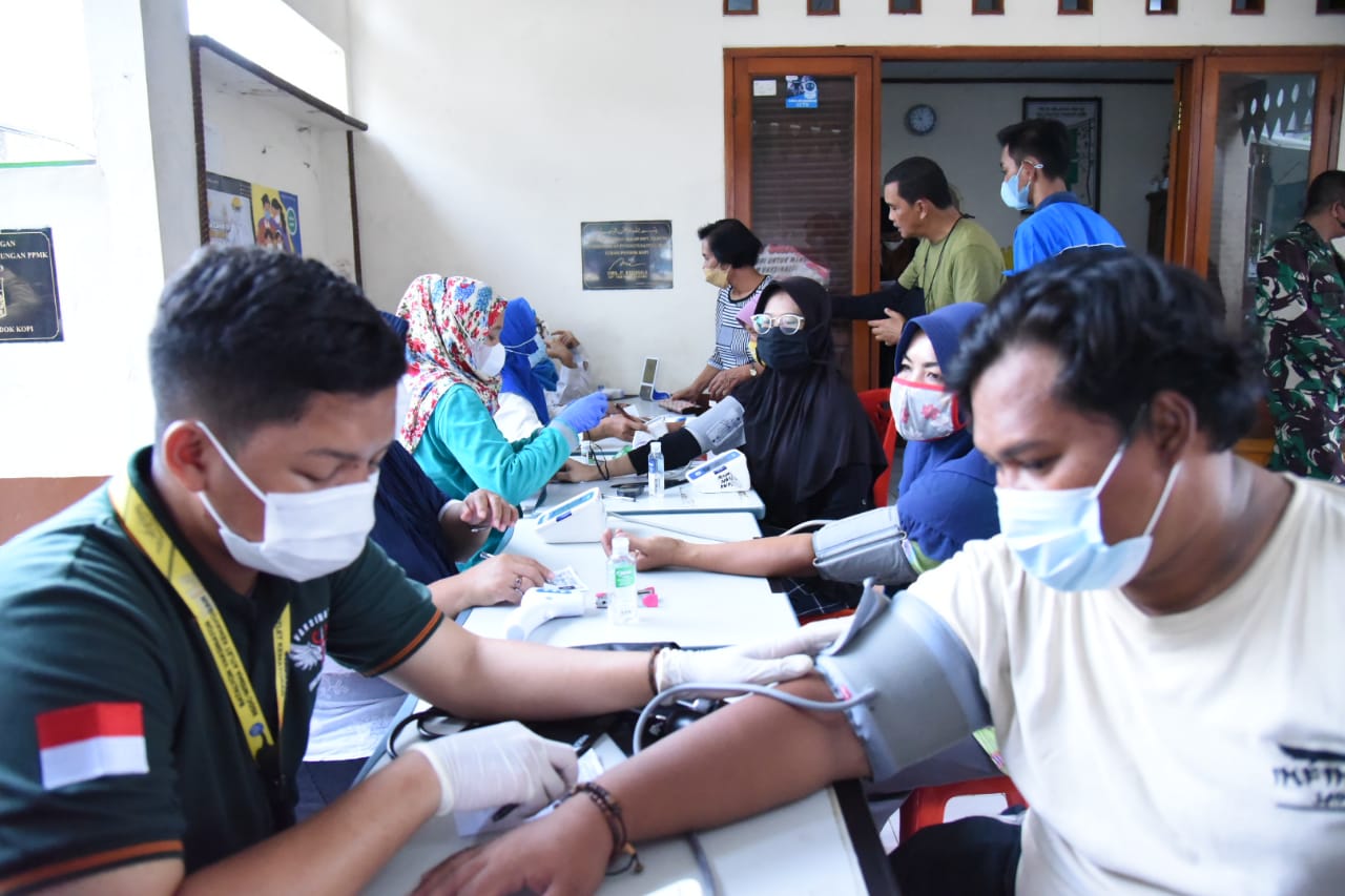 300 Warga RW 03 Kelurahan Pondok Kopi Ikuti Serbuan Vaksinasi Covid-19