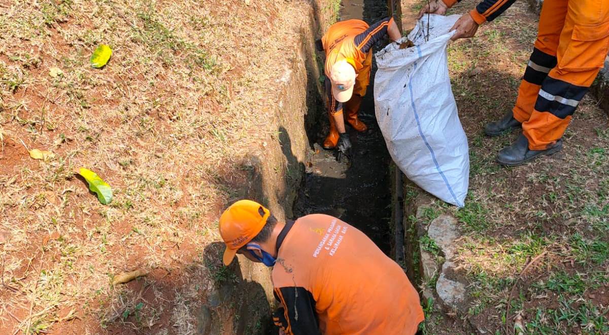 Saluran Air di Jalan Candraqa Kelurahan Baru Dibersihkan Petugas PPSU