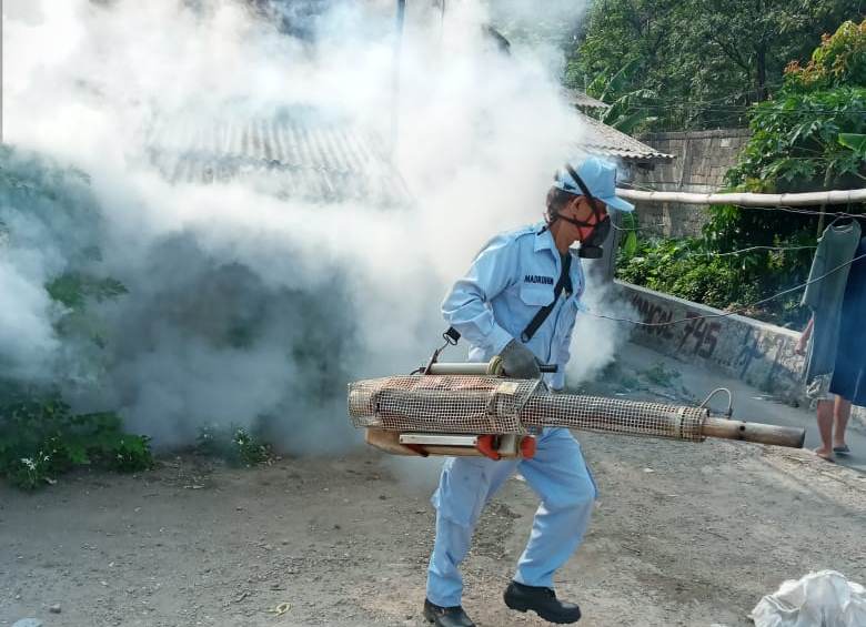 Tekan Sebaran DBD, Jajaran Kelurahan Ciracas Fogging di Lingkungan Warga