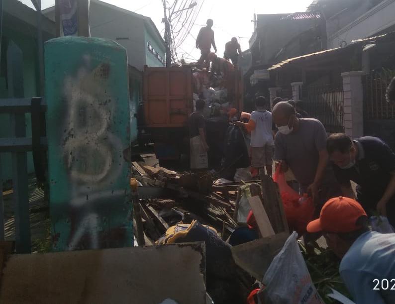 Jajaran Kelurahan Cipinang Cempedak dan Warga Lakukan Kerja Bakti