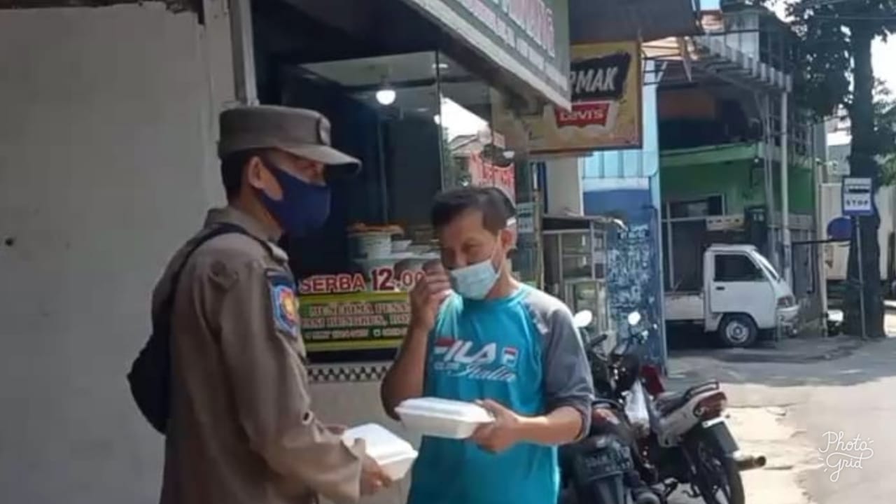 Petugas Satpol PP Bagikan Nasi Boks untuk Warga Kelurahan Kalisari