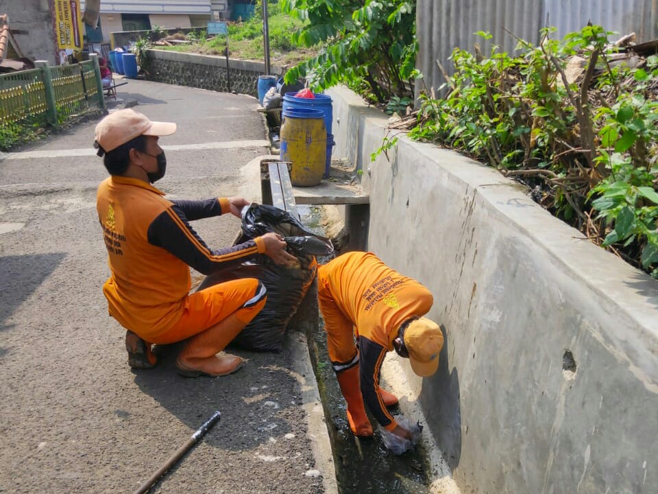 Petugas PPSU Bersihkan Saluran di Wilayah RW 007 Kelurahan Baru
