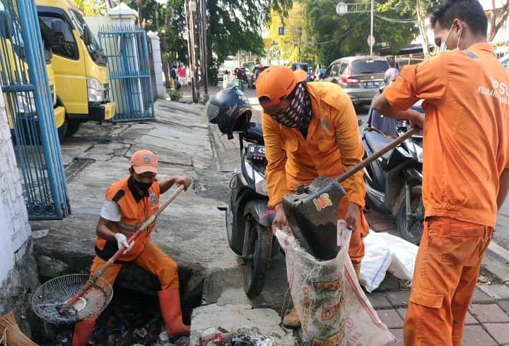 PPSU Kelurahan Rawamangun Keruk Sampah di Saluran Air Jalan Kayu Jati Raya