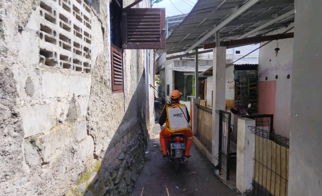 Petugas PPSU Kelurahan Baru Lakukan Penyemprotan Disinfektan di RW 10