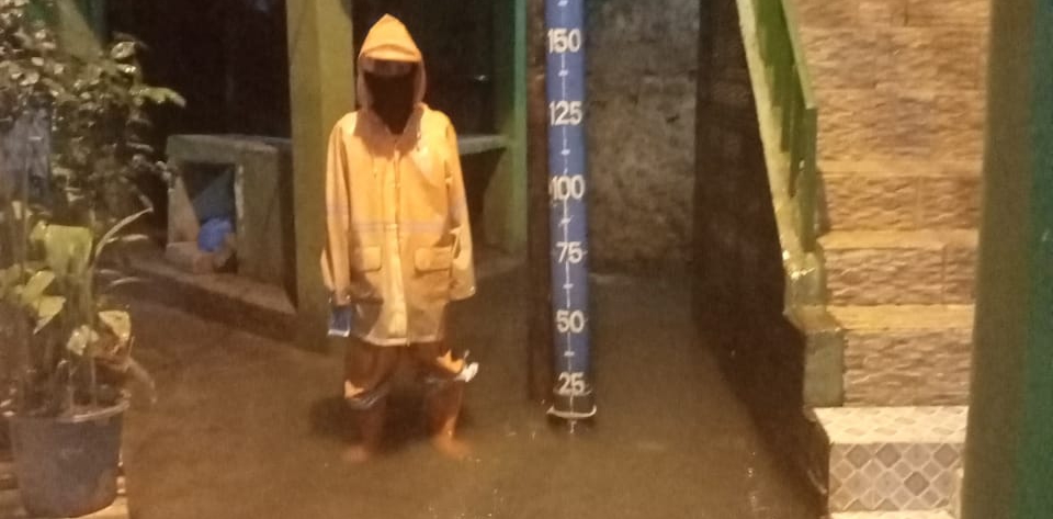 Jajaran Kelurahan Kampung Melayu Tangani Genangan di RW 04 dan RW 05