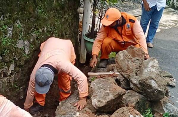 PPSU Kelurahan Kalisari Tindak Langsung Aduan Warga