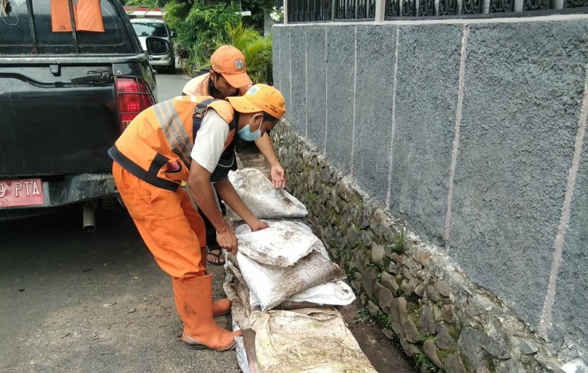 PPSU Kelurahan Cipinang Keruk Sedimen Lumpur di Saluran RW 12